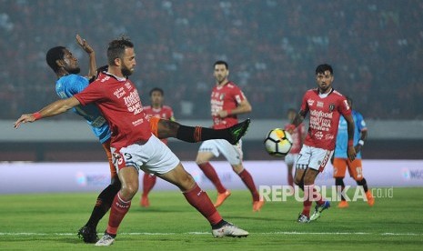 Pesepakbola Bali United Ilija Spasojevic (kedua kiri) berebut bola dengan pesepak bola Perseru Serui Donny Harold Monim (kiri) dalam pertandingan Sepak Bola Liga 1 2018 di Stadion I Wayan Dipta, Sabtu (7/4). 