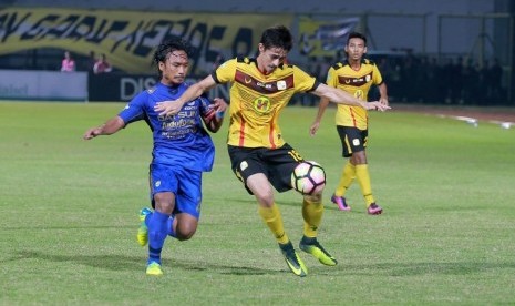 Pesepakbola Barito Putera Gavin Kwan Adsit (tengah).