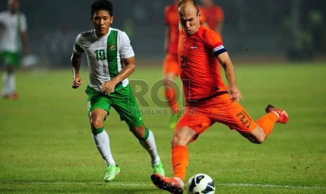  Pesepakbola Belanda Arjen Robben menendang bola saat laga persahabatan Indonesia vs Belanda di Stadion Gelora Bung Karno, Senayan, Jakarta, Jumat (7/6).  (Republika/Edwin Dwi Putranto)