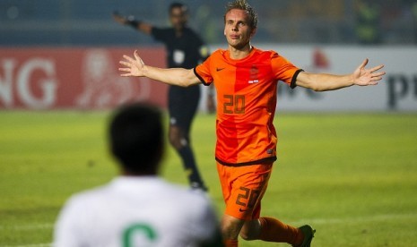 Pesepakbola Belanda Siem de Jong (20), melakukan selebrasi setelah melesakkan gol ke gawang Indonesia saat laga persahabatan Indonesia vs Belanda di Stadion Gelora Bung Karno, Senayan, Jakarta, Jumat (7/6).