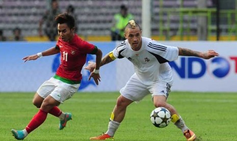  Pesepakbola Belgia keturunan Indonesia, Radja Nainggolan (kanan), saat laga eksebisi Jakarta All Star vs Indonesia U-23 di Stadion Gelora Bung Karno, Senayan, Jakarta, Rabu (19/6). 