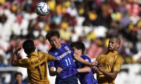 Pesepakbola Bhayangkara FC David Aparecido Da Siva (kanan) dan Alsan Putra Masat Sanda (kiri) berebut bola dengan pesepakbola FC Tokyo Kensuke Nagai (kedua kiri) pada laga persahabatan J-League Asia Challenge memperingati 60 tahun hubungan diplomatik antara Jepang dan Indonesia di Stadion Utama Gelora Bung Karno, Senayan, Jakarta, Sabtu (27/1). FC Tokyo memenangi pertandingan melawan Bhayangkara FC dengan skor 4-2. 