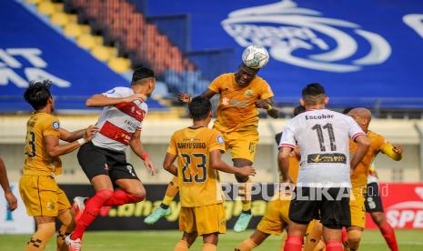 Pesepak bola Bhayangkara FC Ezechiel Ndouasel (kedua kanan) menyundul bola dalam laga lanjutan BRI Liga 1 antara Bhayangkara FC melawan Madura United, di Stadion Si Jalak Harupat, Kabupaten Bandung, Jawa Barat, Sabtu (18/9/2021). Pada babak pertama, Bhayangkara FC unggul dengan skor 1-0. 