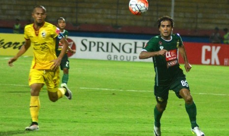 Pesepakbola Bhayangkara Surabaya United Abdelkbir (kanan) berebut bola dengan pesepakbola Sriwijaya FC Supardi (kiri) dalam pertandingan Liga Torabika Soccer Championship (TSC) di Stadion Gelora Delta Sidoarjo, Jawa Timur, Minggu (22/5). 