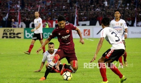 Pesepakbola bola PSM Makassar Abdul Rahman (kiri) berebut bola dengan pesepakbola Bali United I Made Andhika Pradana Wijaya (kanan) dalam lanjutan Liga 1 di Stadion Andi Mattalatta, Makassar, Sulawesi Selatan, Ahad (25/11/2018).