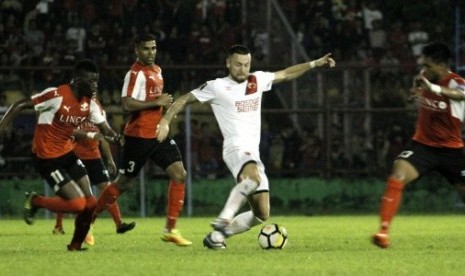 Pesepakbola bola PSM Makassar Marc Anthony Klok (dua kanan) berusaha melewati pesepakbola Home United Singapura Camara Sirina (kiri), Mohd Izzdin Shafiq (kanan), dan Annmanthan Mohan K (dua kiri), dalam laga PSM Super Asia Cup 2018 di Stadion Andi Mattalatta, Makassar, Sulawesi Selatan, Jumat (19/1) malam. PSM Makassar menang melawan Home United Singapura dengan skor 4-0 (2-0). 