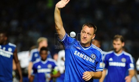  Pesepakbola Chelsea John Terry melambaikan tangan usai laga persahabatan di Stadion Utama Gelora Bung Karno, Jakarta, Kamis (25/7).  (Republika/Edwin Dwi Putranto)