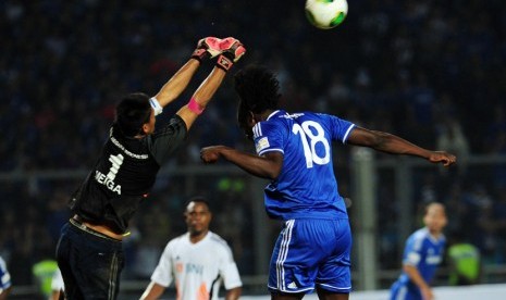 Pesepakbola Chelsea Romelu Lukaku (kanan) berebut bola dengan penjaga gawang Kurnia Meiga pada pertandingan persahabatan di Stadion Utama Gelora Bung Karno, Jakarta, Kamis (25/7).  (Republika/Edwin Dwi Putranto)