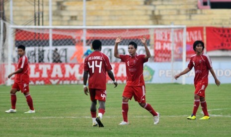 Pesepakbola Deltras FC Sidoarjo, Qiskil Gandrum (16) meluapkan kegembiraan usai mencetak gol ke gawang Persiram Raja Ampat dalam lanjutan pertandingan Indonesia Super League (ISL) 2011/2012 di Gelora Delta Sidoarjo, Jatim, Kamis (7/6).