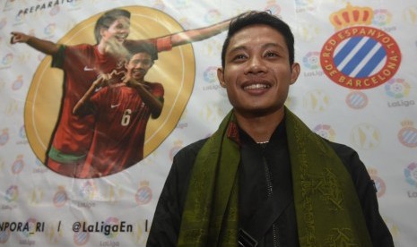 Pesepakbola Evan Dimas berpose saat konferensi pers mengenai rencana keberangkatannya ke Spanyol di Kantor Kemenpora, Jakarta, Selasa (2/2). (Antara/Akbar Nugroho Gumay)