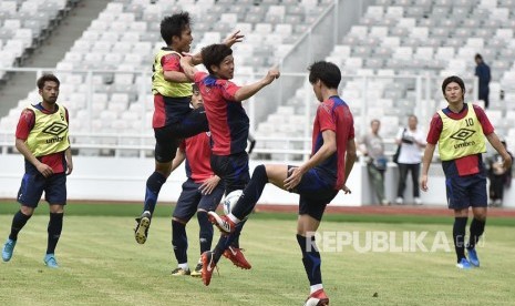 Pesepakbola FC Tokyo berlatih saat uji coba lapangan di Stadion Utama Gelora Bung Karno, Senayan, Jakarta, Jumat (26/1). 