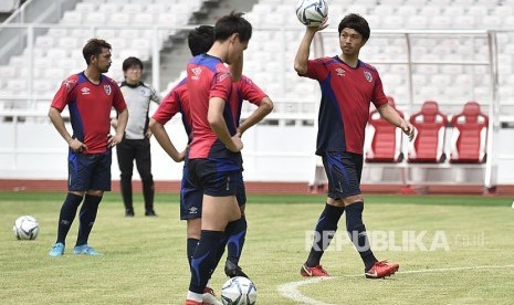 Pesepakbola FC Tokyo berlatih saat uji coba lapangan di Stadion Utama Gelora Bung Karno, Senayan, Jakarta, Jumat (26/1).