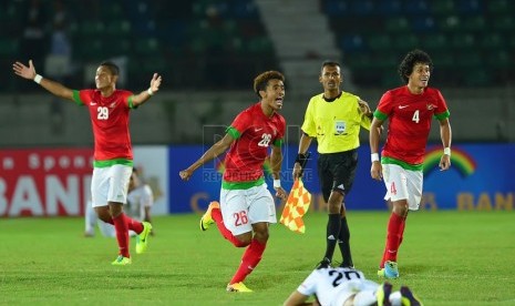  Pesepakbola Indonesia Alfin Ismail Tuasalamony (tengah) meluapkan emosinya saat pertandingan sepakbola babak penyisihan Sea Games 2013 melawan Myanmar di Stadion Youth Training Center Yangon, Senin (17/12).  (Republika/Edwin Dwi Putranto)