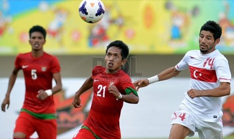 Pesepakbola Indonesia Andik Vermansyah berusaha mengontrol bola saat berlaga pada semi final sepak bola Islamic Solidarity Games (ISG) III di Stadion Gelora Sriwijaya Jakabaring, Palembang, Sumsel, Jumat (27/9).  (Republika/Prayogi)