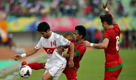    Pesepakbola Indonesia Andik Vermansyah berusaha merebut bola saat berlaga pada semi final sepak bola Islamic Solidarity Games (ISG) III di Stadion Gelora Sriwijaya Jakabaring, Palembang, Sumsel, Jumat (27/9).  (Republika/Prayogi)