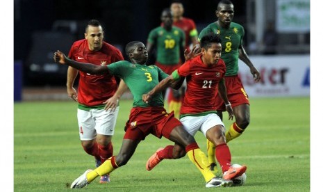   Pesepakbola Indonesia Andik Vermansyah (kanan) berebut bola dengan pesepakbola Kamerun Oyongo Bitoplo Ambroise (kiri) pada pertandingan persahabatan di Stadion Utama Gelora Bung Karno, Jakarta, Sabtu (17/11). (Antara/Prasetyo Utomo)