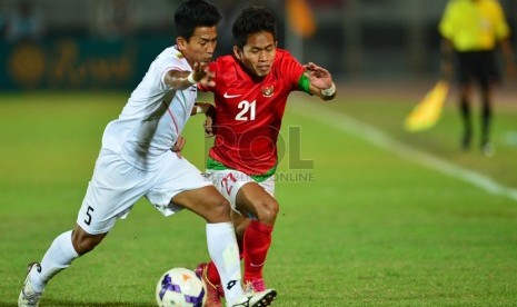   Pesepakbola Indonesia Andik Vermansyah (kanan) berebut bola pada pertandingan sepakbola babak penyisihan Sea Games 2013 di Stadion Youth Training Center Yangon,  Senin (17/12). (Republika/Edwin Dwi Putranto)