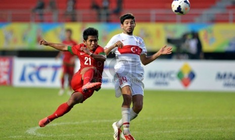   Pesepakbola Indonesia Andik Vermansyah menendang bola ke arah gawang Turki saat berlaga pada semi final sepak bola Islamic Solidarity Games (ISG) III di Stadion Gelora Sriwijaya Jakabaring, Palembang, Sumsel, Jumat (27/9).   (Republika/Prayogi)