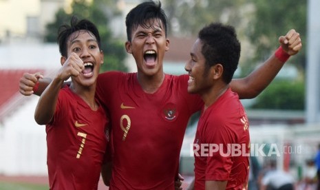 Pesepakbola Indonesia Becham Putra Nugraha (kiri) bersama rekannya Sutan Zico (tengah) dan Muhammad Fajar Fatur Rachman (kanan) melakukan selebrasi usai memasukan bola ke gawang Myanmar saat bertanding pada perebutan peringkat ketiga Piala AFF U-18 di Stadion Thong Nhat Ho Chi Minh, Vietnam, Senin (19/8/2019). 