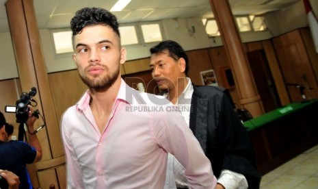   Pesepakbola Indonesia Diego Michiels meninggalkan ruangan usai menjalani sidang vonis kasus pengeroyokan di Pengadilan Negeri Jakarta Pusat, Kamis (7/6).   (Republika/Prayogi)