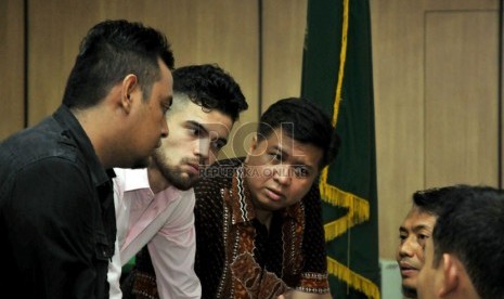   Pesepakbola Indonesia Diego Michiels menjalani sidang vonis kasus pengeroyokan di Pengadilan Negeri Jakarta Pusat, Kamis (7/6).   (Republika/Prayogi)