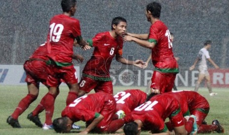  Pesepakbola Indonesia Evan Dimas melakukan selebrasi usai mencetak gol ke gawang Korea Selatan dalam laga kualifikasi group G AFC U-19 di Gelora Bung Karno, Senayan, Jakarta, Sabtu (12/10).   (Republika/Yasin Habibi)