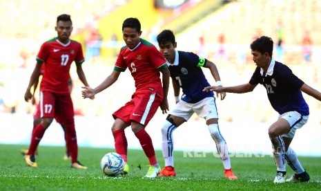 Pesepakbola Indonesia Evan Dimas menghindari pemain Kamboja pada kualifikasi sepak bola SEA Games 2017 Kuala Lumpur di Stadion Shah Alam, Malaysia, Kamis (24/8).