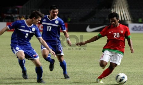 Pesepakbola Indonesia Ilham Udin (20) berebut bola dengan pesepak bola Filipina saat laga grup G kualifikasi Piala AFC 2013 di Stadion Gelora Bung Karno, Kamis (10/10).  (Republika/Yasin Habibi)