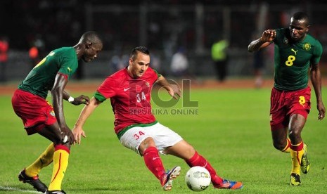  Pesepakbola Indonesia Jhonny Van Beukering (tengah) berebut bola dengan pesepakbola Kamerun pada pertandingan persahabatan di Stadion Utama Gelora Bung Karno, Jakarta, Sabtu (17/11).  (Republika/Edwin Dwi Putranto)