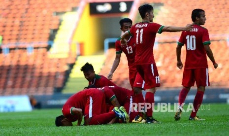 Pesepakbola Indonesia melakukan selebrasi usai menjebol gawang Kamboja pada kualifikasi sepak bola SEA Games 2017 Kuala Lumpur di Stadion Shah Alam, Malaysia, Kamis (24/8). 