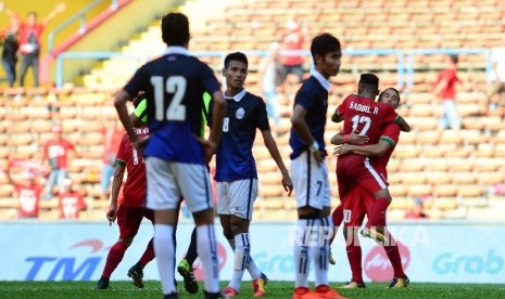 Pesepakbola Indonesia melakukan selebrasi usai menjebol gawang Kamboja pada kualifikasi sepak bola SEA Games 2017 Kuala Lumpur di Stadion Shah Alam, Malaysia, Kamis (24/8).