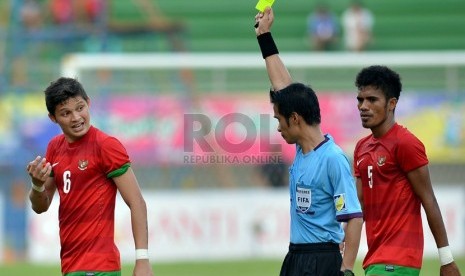  Pesepakbola Indonesia Syamsir Alam mendapat kartu kuning pada semi final sepak bola Islamic Solidarity Games (ISG) III di Stadion Gelora Sriwijaya Jakabaring, Palembang, Sumsel, Jumat (27/9).  (Republika/Prayogi)