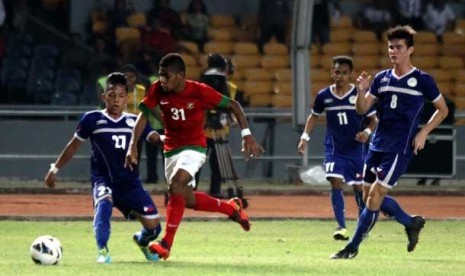 Pesepakbola Indonesia Yabes Roni berusaha melewati pesepakbola Filipina dalam laga kualifikasi group G AFC U-19 di Gelora Bung Karno, Senayan, Jakarta, Kamis (10/10).