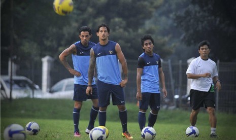  Pesepakbola Irfan Bachdim berlatih bersama untuk persiapan timnas menghadapi pertandingan penyisihan Pra Piala Asia melawan Arab Saudi di Lapangan PSSI, Jakarta, Jumat (15/3). 