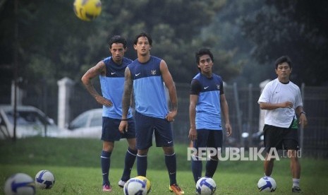 Pesepakbola Irfan Bachdim berlatih bersama untuk persiapan timnas menghadapi pertandingan penyisihan Pra Piala Asia melawan Arab Saudi di Lapangan PSSI, Jakarta, Jumat (15/3).