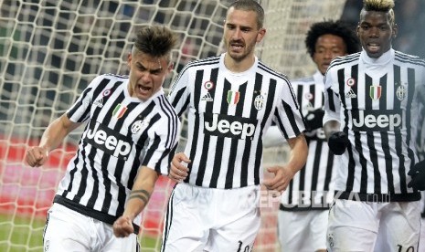 Pesepakbola Juventus Paulo Dybala (kiri) bersama rekannya satu tim di Stadion Juventus, Turin.