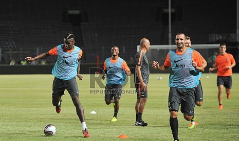 Pesepakbola klub Italia Juventus Paul Pogba (kiri) mengikuti sesi latihan jelang tur Juventus ke Asia-Pasific di Stadion Gelora Bung Karno, Selasa (5/8). 