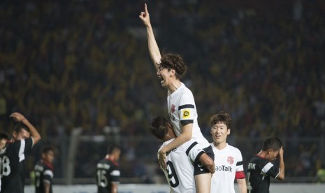 Pesepakbola Korea Selatan Park Ji Sung mengangkat tangan usai Tim sepakbola JS&Friends; menggolkan bola ke gawang Indonesia All Star dalam laga amal di Gelora Bung Karno, Jakarta, Senin (2/6). (Antara/Rosa Panggabean)