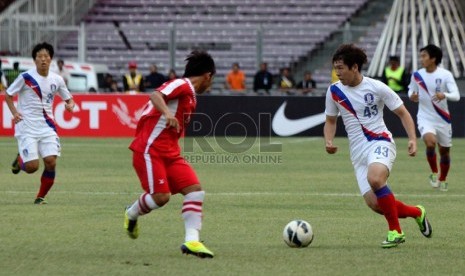 Pesepakbola Korea Selatan Shim Jehyeok (43) berusaha melewati pesepakbola Laos saat laga grup G kualifikasi Piala AFC 2013 di Stadion Gelora Bung Karno, Kamis (10/10).