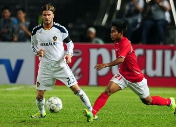 Pesepakbola LA Galaxy David Beckham (kiri) berebut bola dengan pesepakbola Indonesia Selection, Andik Vermansyah (kanan), pada laga persahabatan di Stadion Utama Gelora Bung Karno, Senayan, Jakarta, Rabu (30/11) lalu.