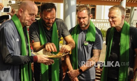 Pesepakbola legendaris Liverpool Gary McAlister (kiri), Patrik Berger (kedua kiri), Jason McAteer (kedua kanan) dan Roy Evans (kanan) menikmati makanan khas Betawi Kerak Telor di kampung Betawi Setu Babakan, Jakarta Selatan Jumat, (9/3).