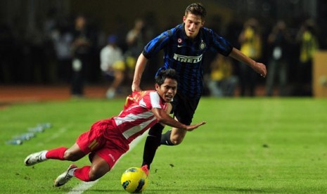 Pesepakbola Liga Selection Indonesia Andik Vermansyah (merah), berusaha melewati hadangan pesepakbola Internazionale Milan Cristiano Biraghi, saat laga persahabatan di Stadion Gelora Bung Karno, Senayan, Jakarta, Kamis (24/5)