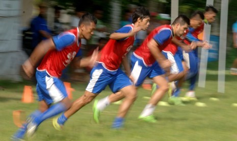 Pesepakbola Madura United FC (MUFC) mengikuti latihan di lapangan Kowel, Pamekasan, Jatim, Senin (22/2)