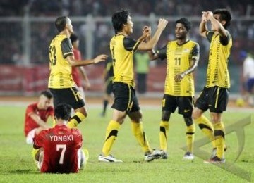 Pesepakbola Malaysia merayakan kemenangan usai mengalahkan pada babak kualifikasi cabang sepakbola SEA Games XXVI, di Stadion Utama Gelora Bung Karno Jakarta, Kamis (17/11). 