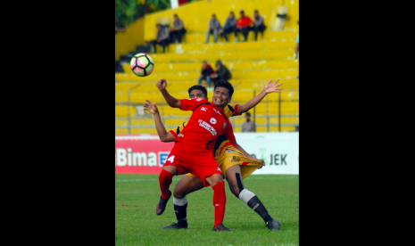 Pesepakbola Mitra Kukar FC Joko Sidik (belakang) membayangi pemain Semen Padang FC, Tambun Naibaho (depan) yang sedang berusaha menyambut bola pada pertandingan lanjutan Liga 1 Gojek Traveloka, di Stadion GOR H Agus Salim, Padang, Sumatra Barat, 19 Oktober 2017. Semen Padang FC dikalahkan tamunya, Mitra Kukar FC dengan skor 1-2.