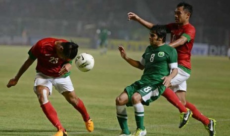  Pesepakbola nasional Indonesia, Hamka Hamzah (kiri) dan Ponaryo Astaman (kanan) mencoba menghalau pergerakan pesepakbola Arab Saudi, Yahia Sulaiman Alshehri di Stadion Gelora Bung Karno, Jakarta, Sabtu (23/3).