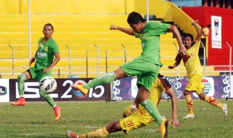 Pesepakbola Persebaya, Evan Dimas (dua kiri), melepaskan tendangan dibayangi pemain Sriwijaya FC, David Balla, pada laga pamungkas Grup A SCM Cup 2015 di Stadion Agus Salim, Padang, Sumatera Barat, Rabu (21/1). 