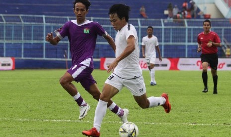 Persela Kalahkan Persita: Pesepakbola Persela Lamongan, Kei Hirose (kanan) berusaha melewati pesepakbola Persita Tangerang, Amarzukih (kiri) dalam turnamen pra musim Piala Presiden Grup E di Stadion Kanjuruhan, Malang, Jawa Timur, Senin (4/2/2019).