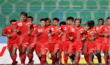  Pesepakbola Persema Malang berlatih di Stadion Gajayana, Malang, Jawa Timur, Jumat (22/6).