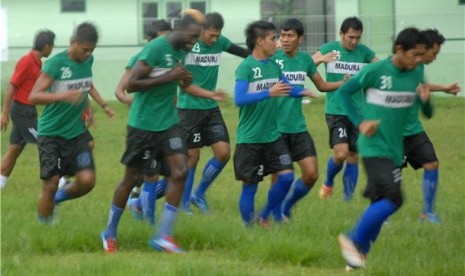 pesepakbola Persepam Madura United (P-MU) mengikuti latihan di lapangan Sdangdang, Pamekasan, Jawa Timur. 